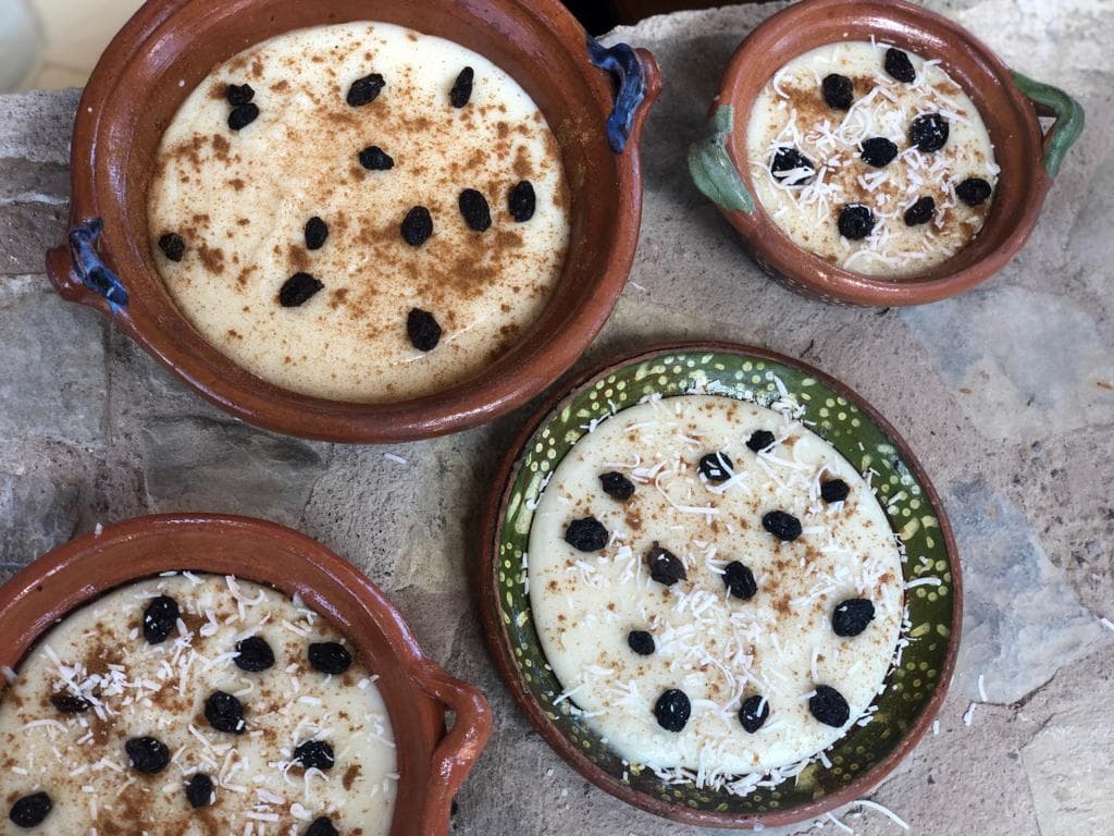 Atole de arroz como parte del menú