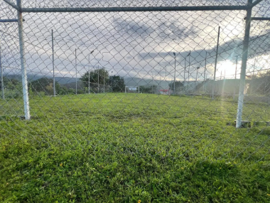 Cancha de fútbol con pasto verde en Ecoturismo Las Cruces